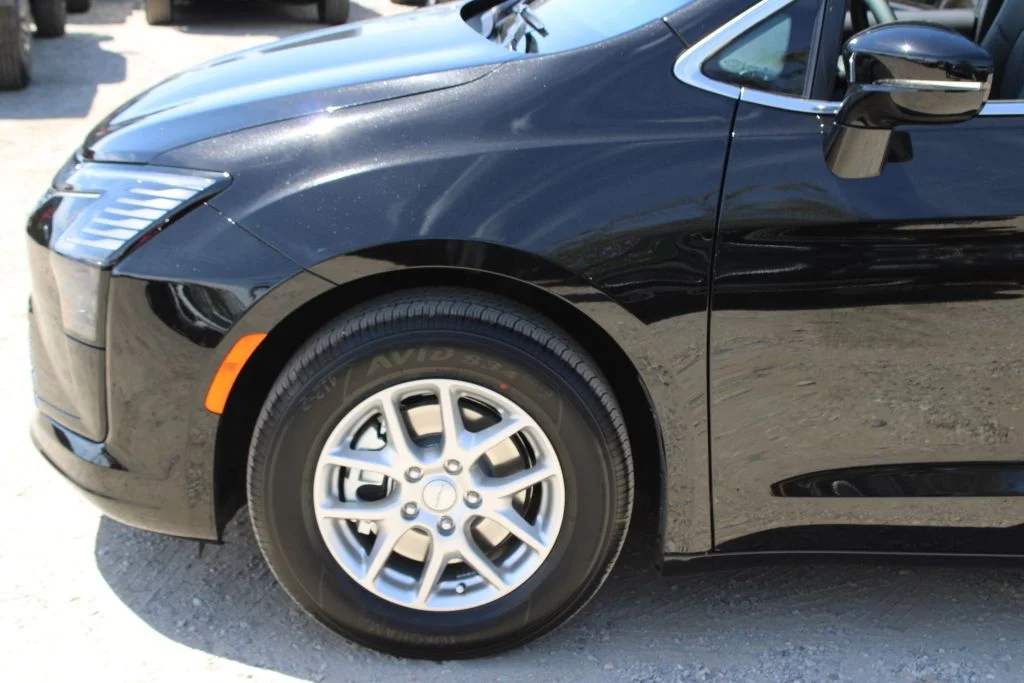 New 2027 Diamond Black Crystal Pearl-Coat Paint Chrysler Select image 7