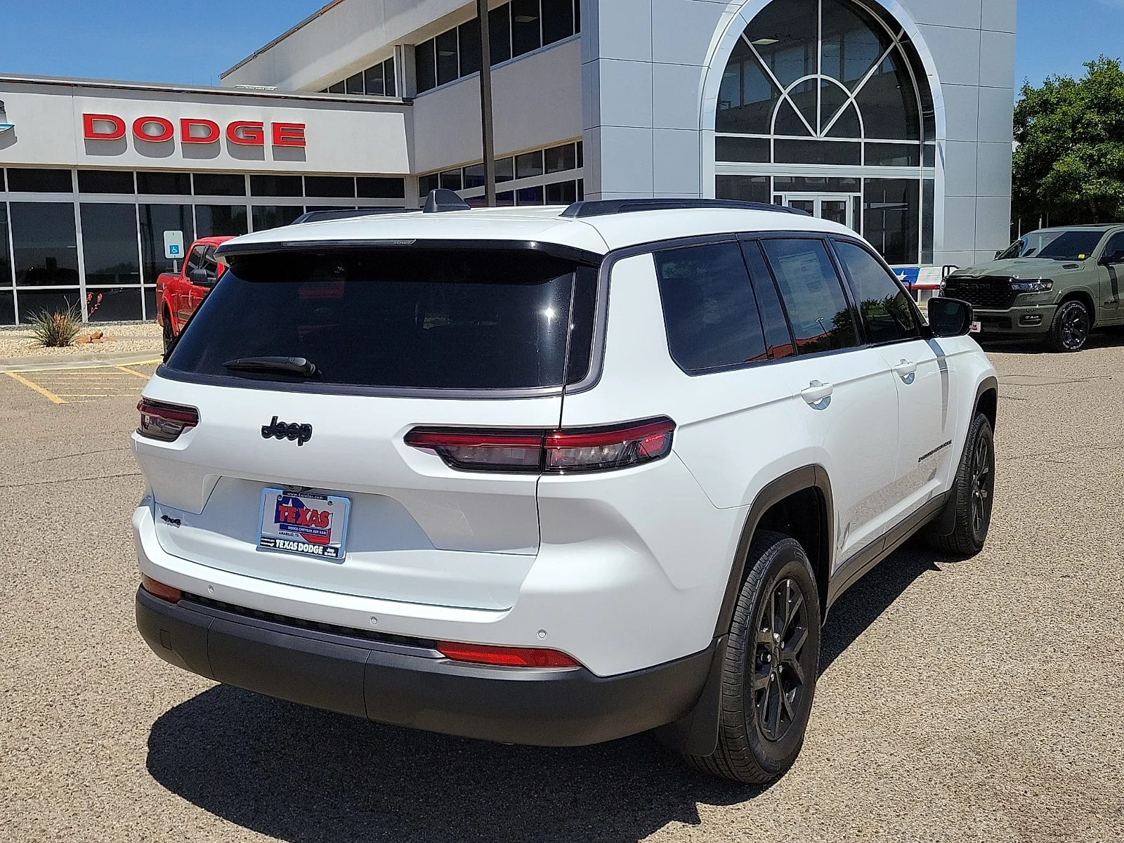 New 2026 PW7 Bright Whit Jeep L LAREDO ALTITUDE 4X4 image 4