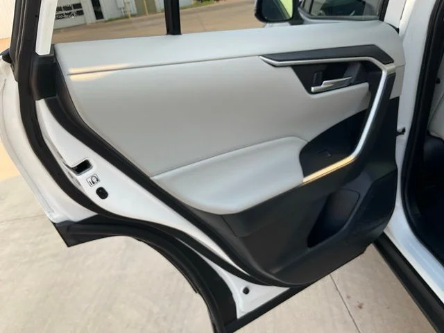 Used 2019 White Toyota XLE Premium image 22