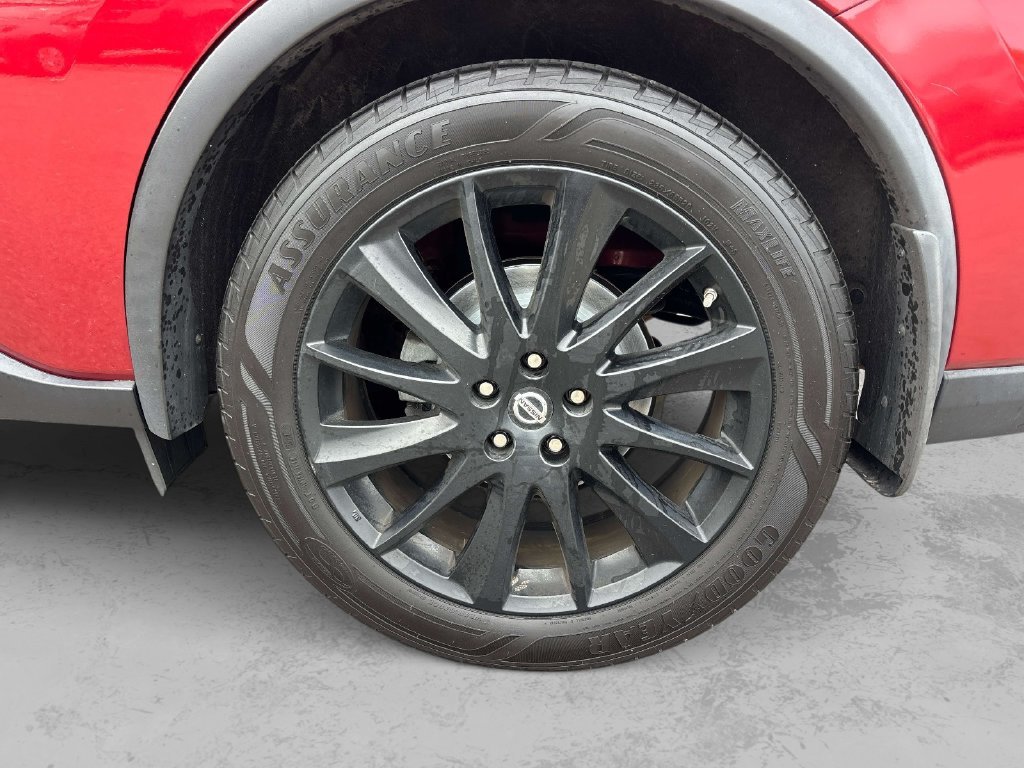 Used 2019 Red Nissan Platinum image 8