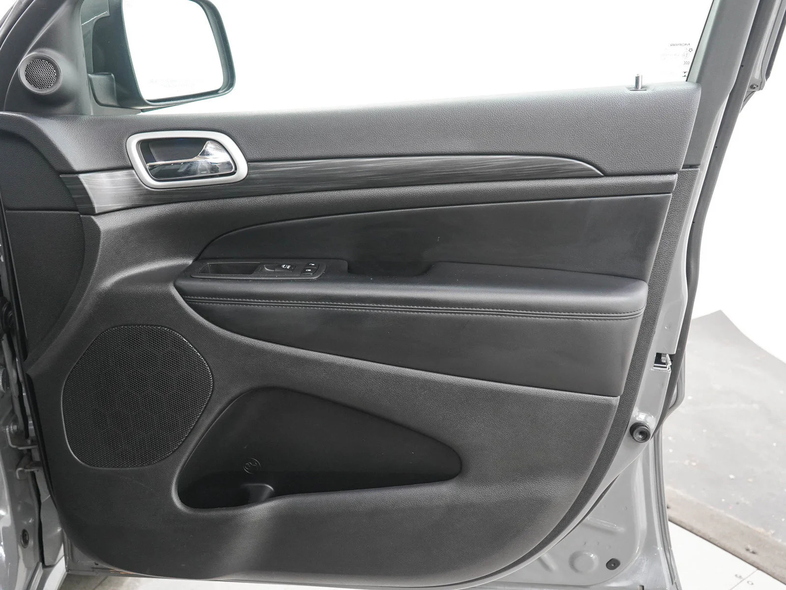 Used 2022 Sting-Gray Clearcoat Jeep Laredo X image 12