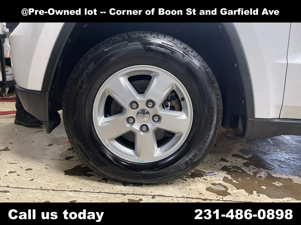 Used 2013 White Jeep Laredo image 11