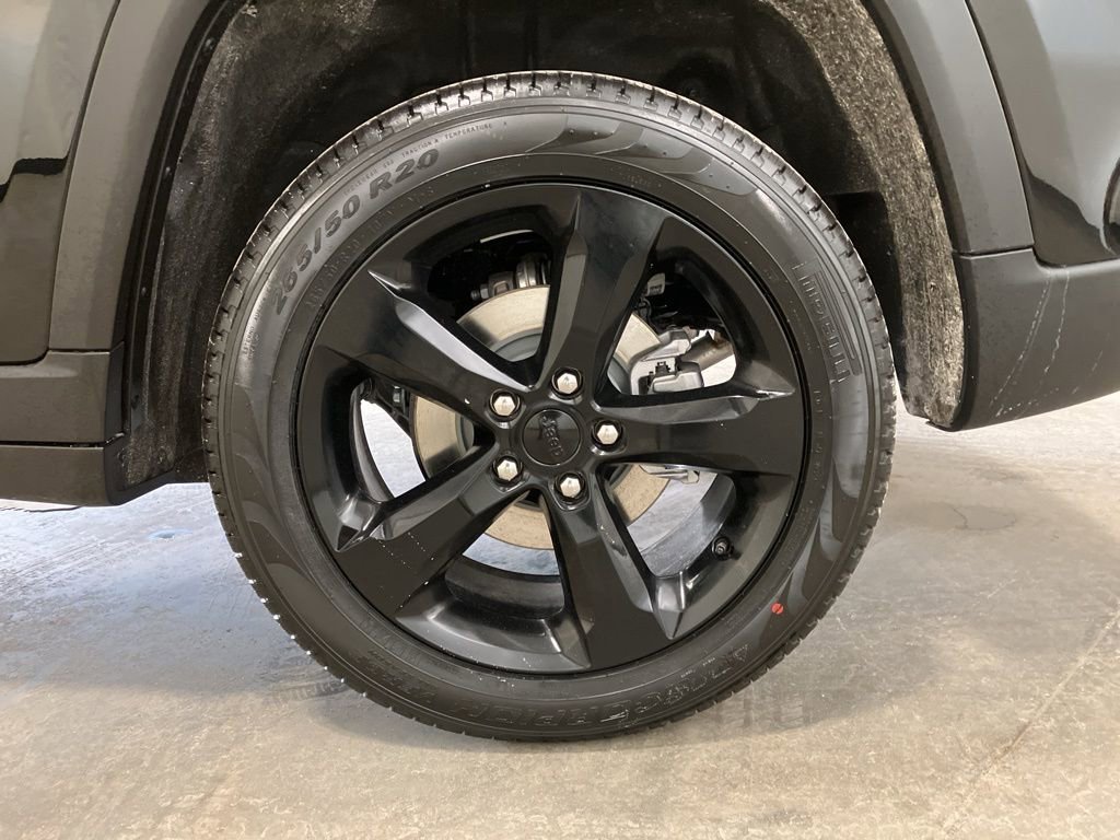 New 2026 Diamond Black Crystal Pearl-Coat Exterior Paint Jeep Limited image 24