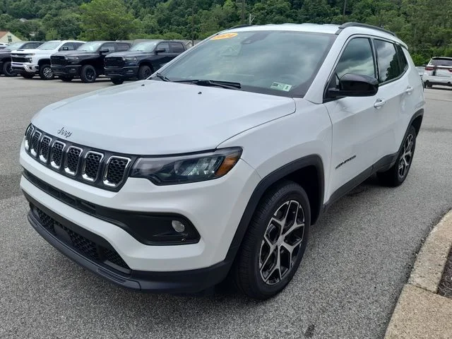 Used 2024 White Jeep Latitude image 5