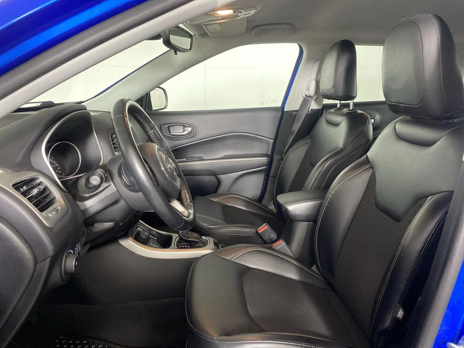 Used 2020 Laser Blue Pearlcoat Jeep Latitude image 10