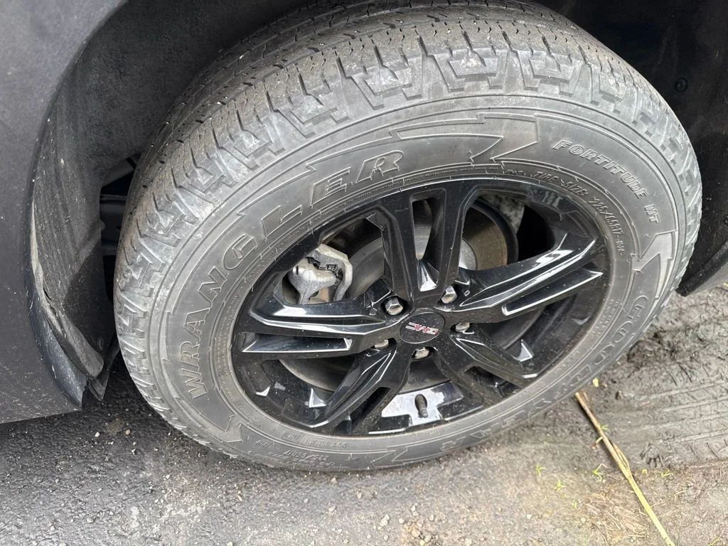 Used 2023 Silver GMC AT4 image 31