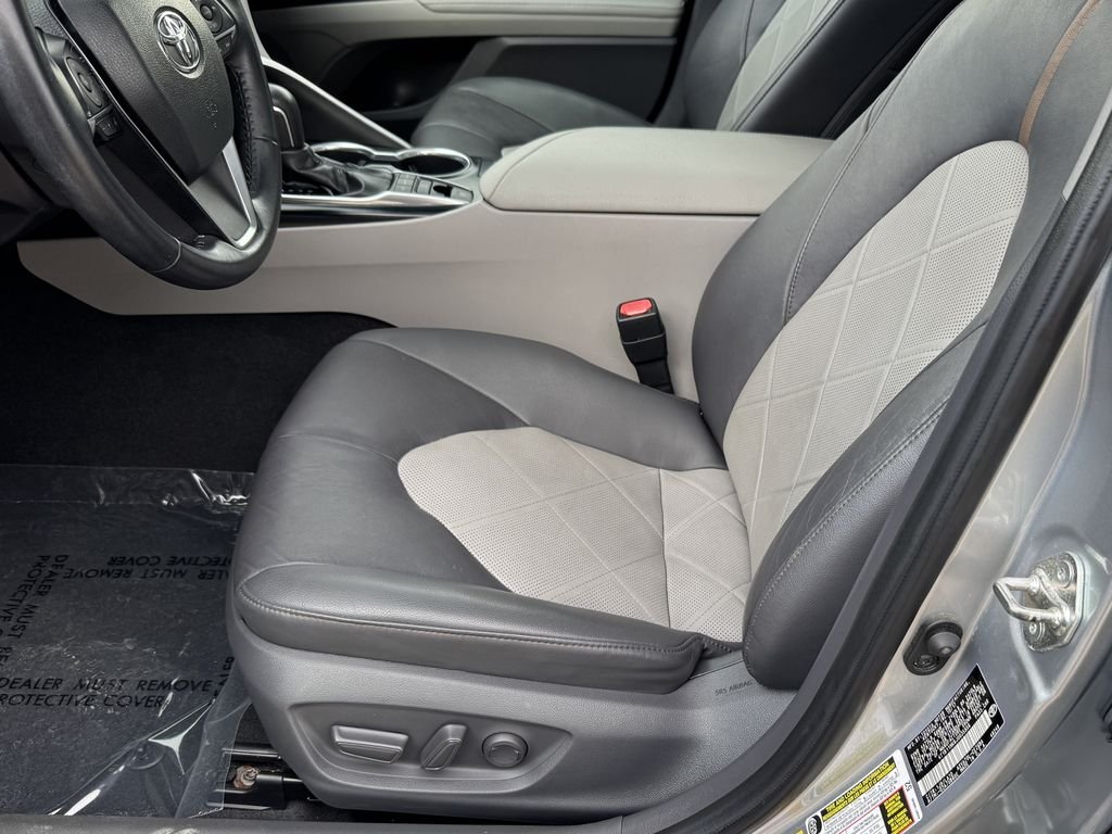 Used 2018 Silver Toyota XLE image 18