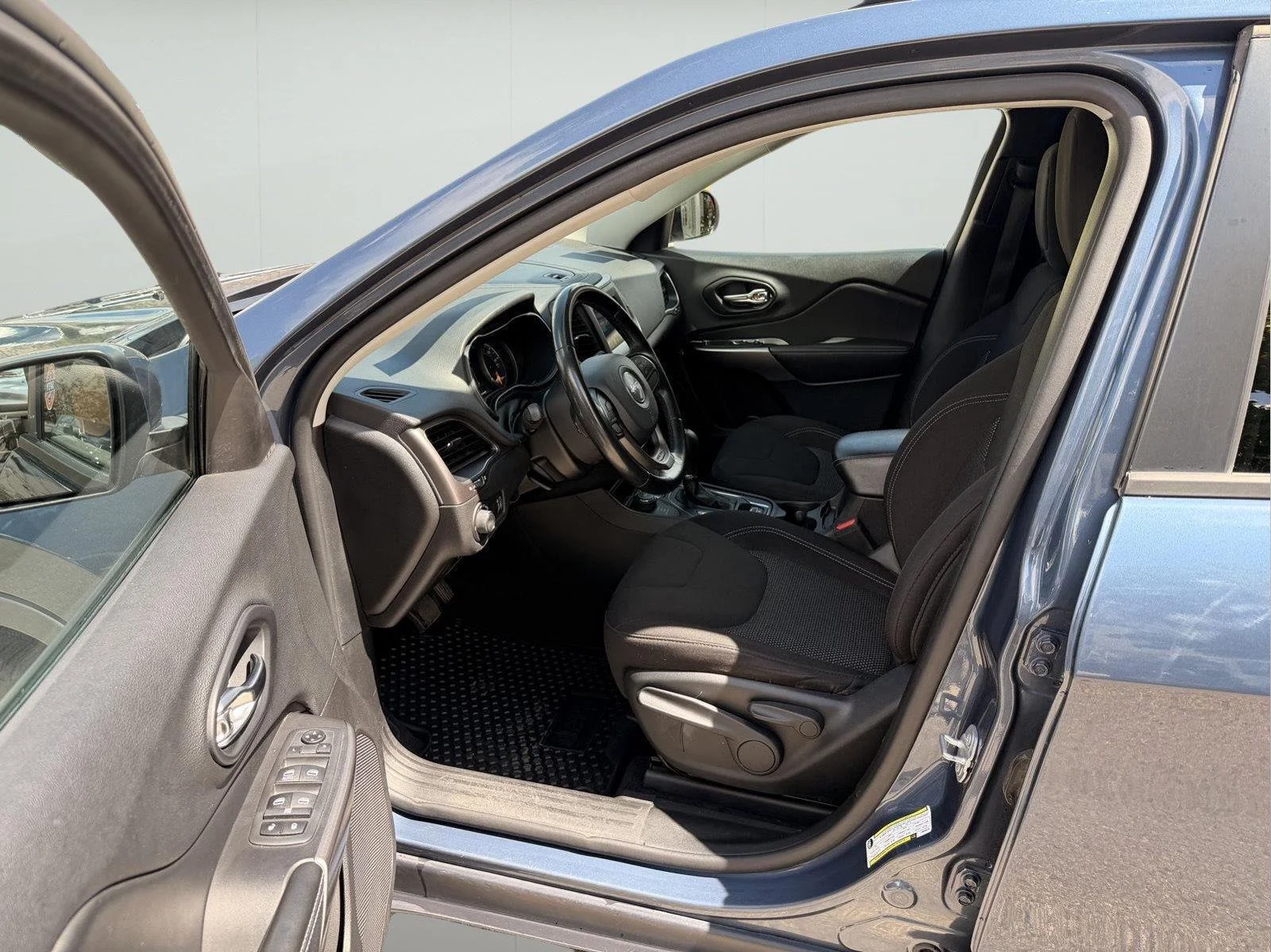 Used 2020 Slate Blue Pearlcoat Jeep Latitude image 8