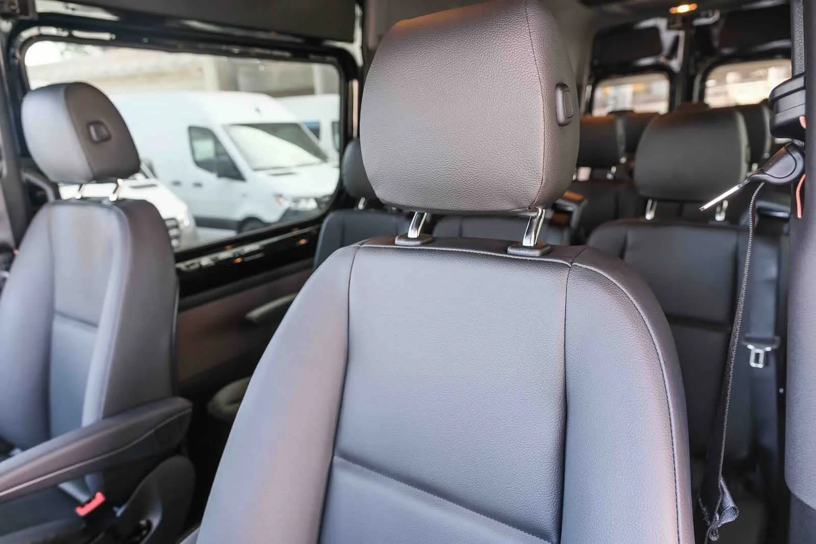 New 2026 Obsidian Black Metallic Mercedes-Benz Passenger 170WB High Roof RWD 2.0L I4 Diesel Turbo image 28