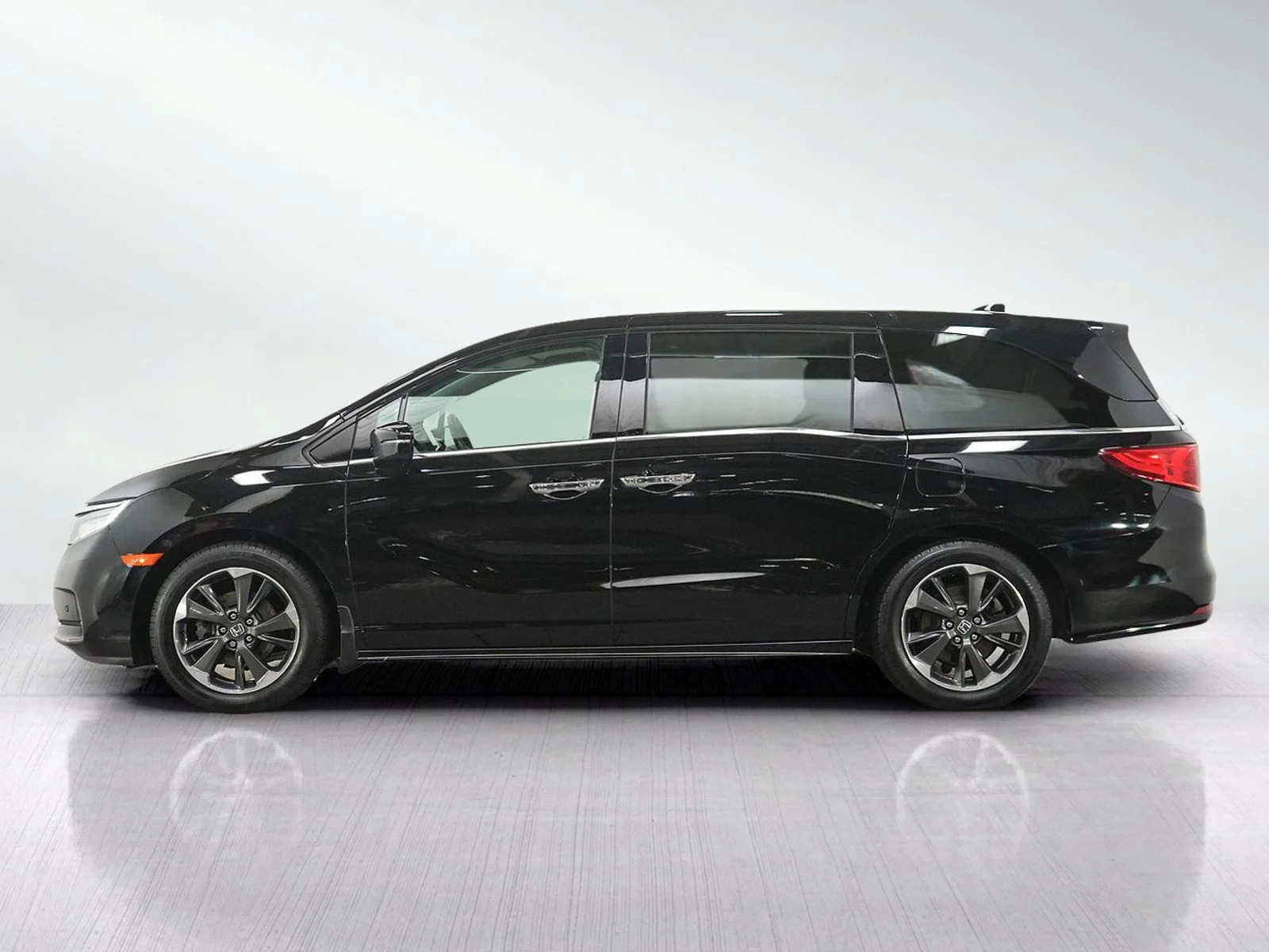 Used 2022 Honda Odyssey Touring with VIN 5FNRL6H88NB502582 for sale in Burnsville, Minnesota