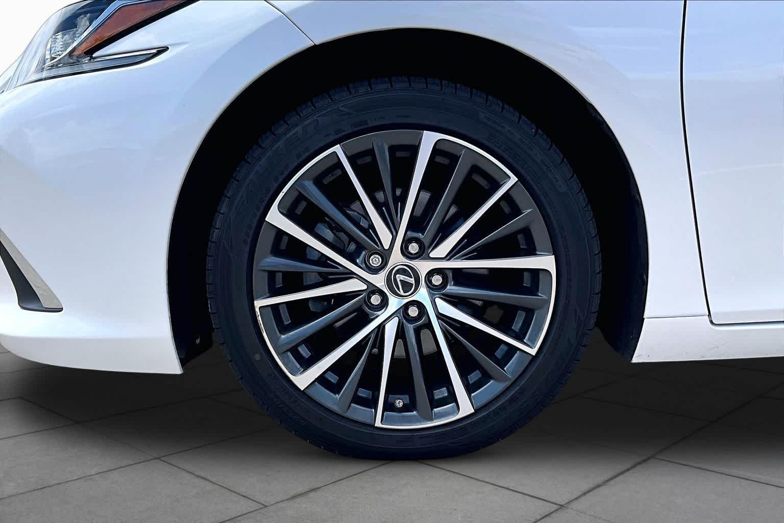 Used 2023 Eminent White Pearl Lexus  image 9