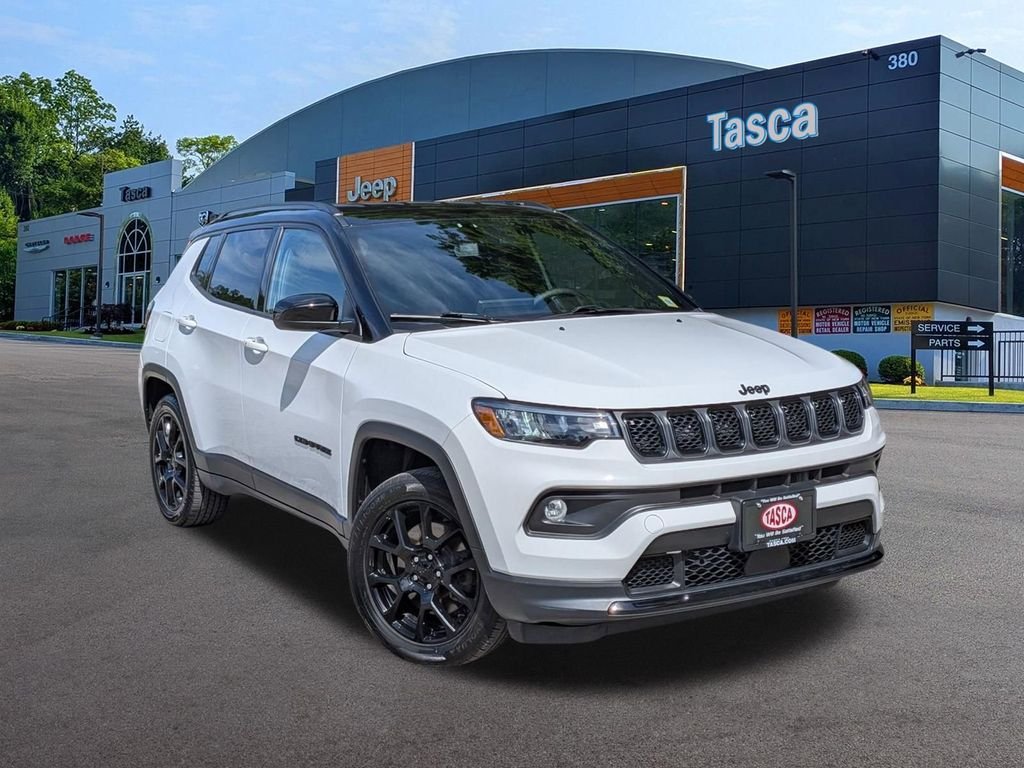Used 2023 White Jeep Latitude image 1