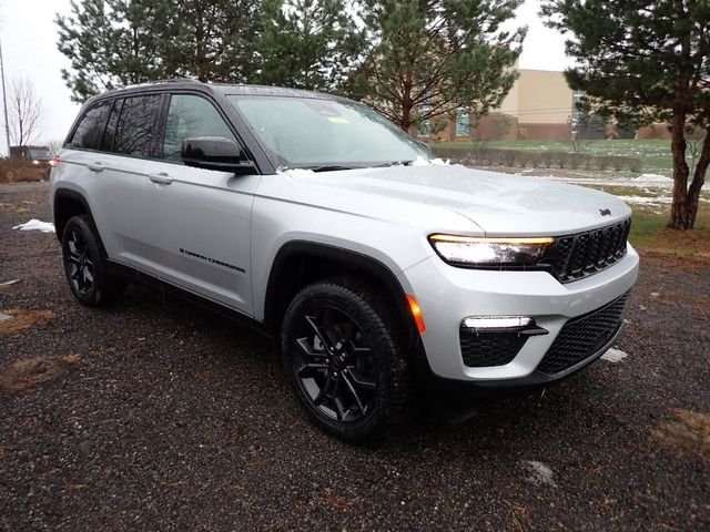 New 2025 Silver Zynith Exterior Paint Jeep Limited image 9