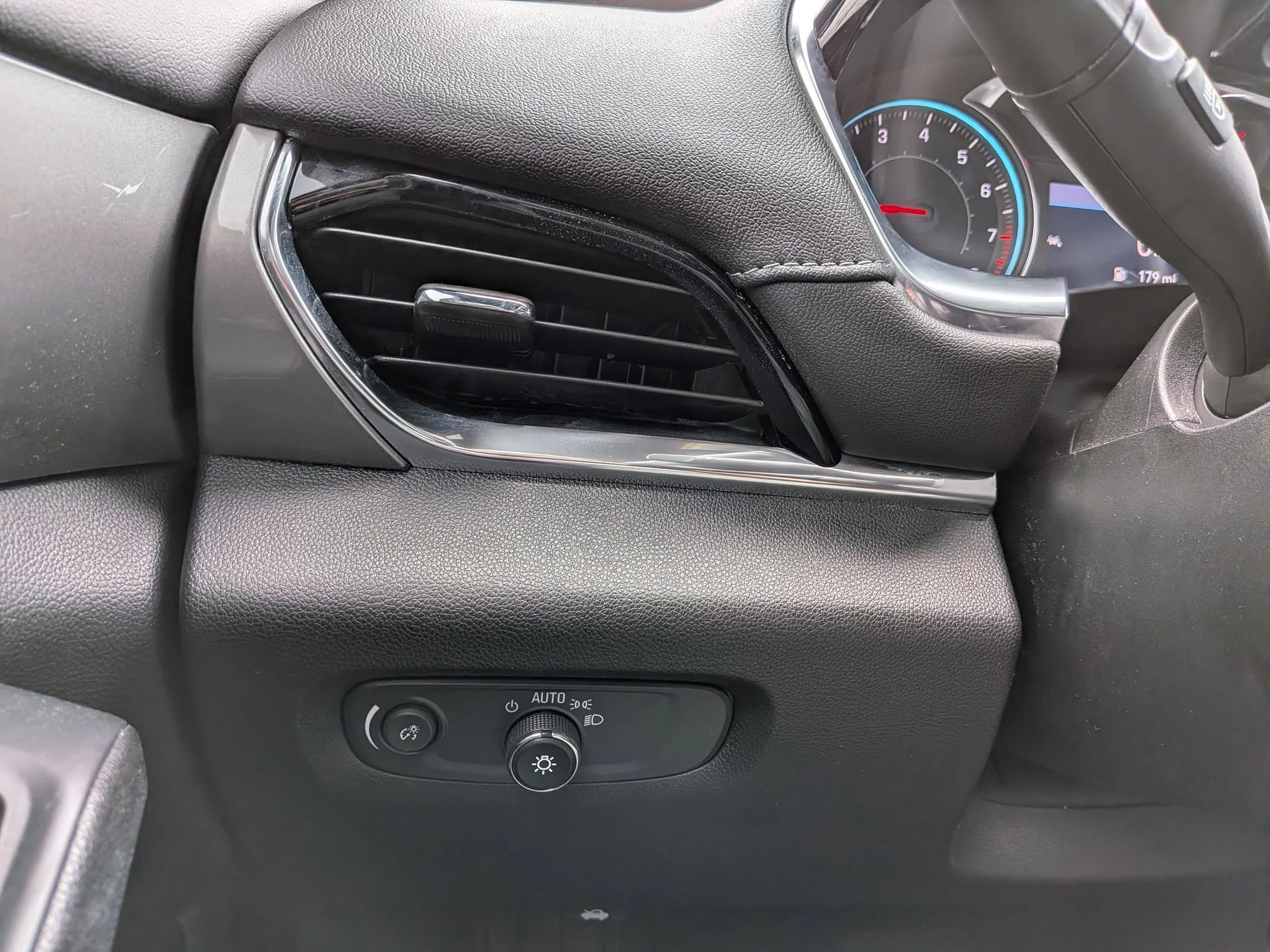 Used 2023 Summit White Chevrolet LT Cloth image 17