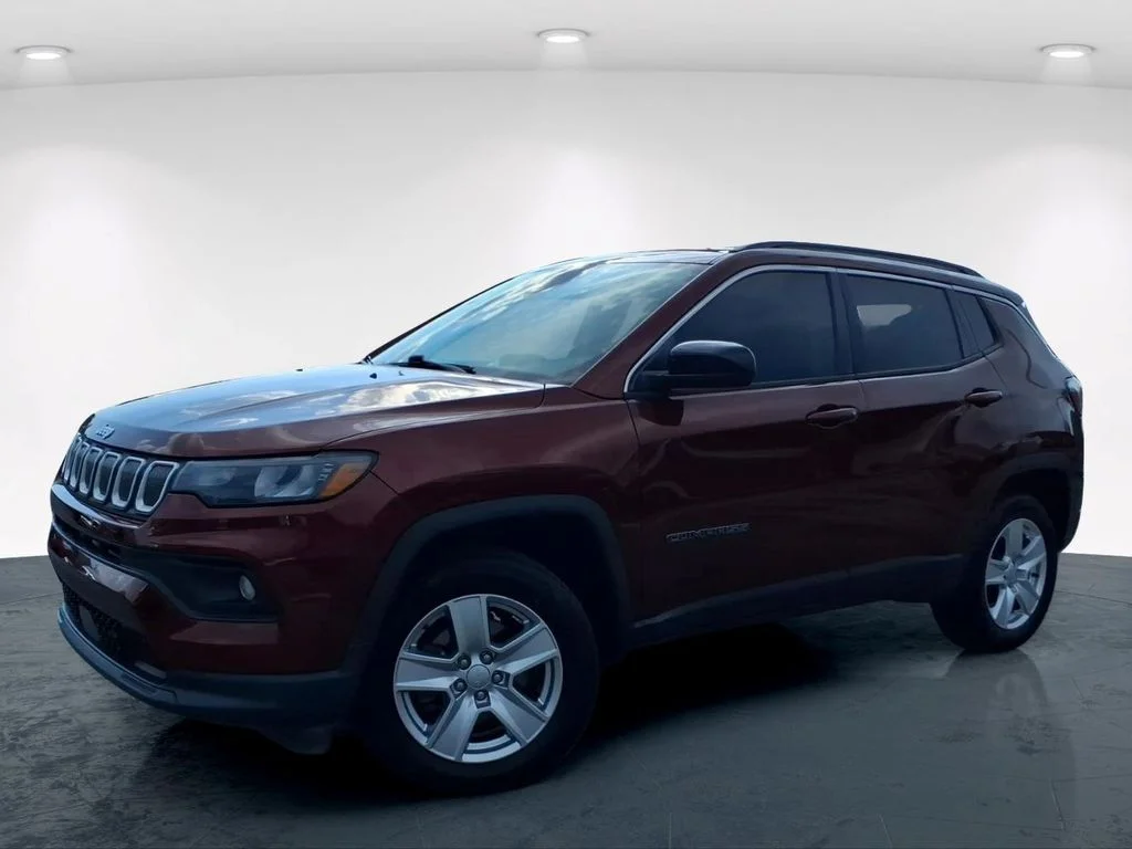 Used 2022 Red Jeep Latitude image 2