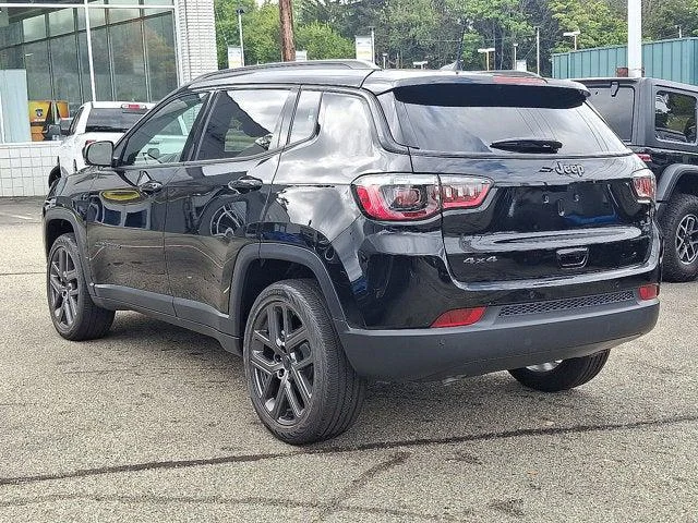 New 2026 Diamond Black Crystal Pearl-Coat Exterior Paint Jeep Limited image 3