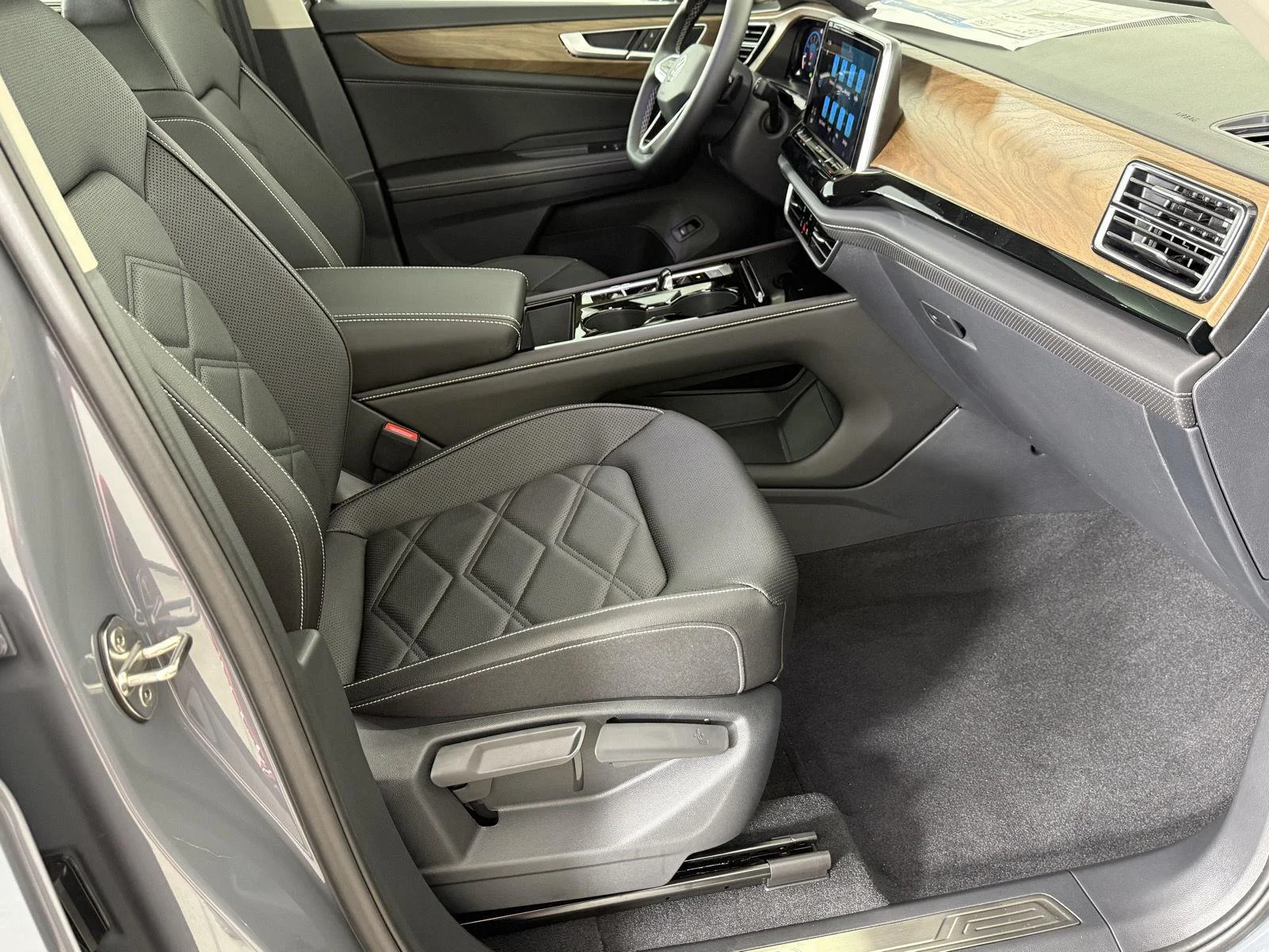 New 2026 Pure Gray Volkswagen 2.0T SE w/Technology image 14