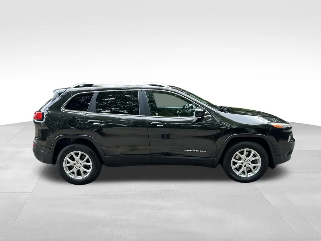 Used 2016 Black Jeep Latitude image 7