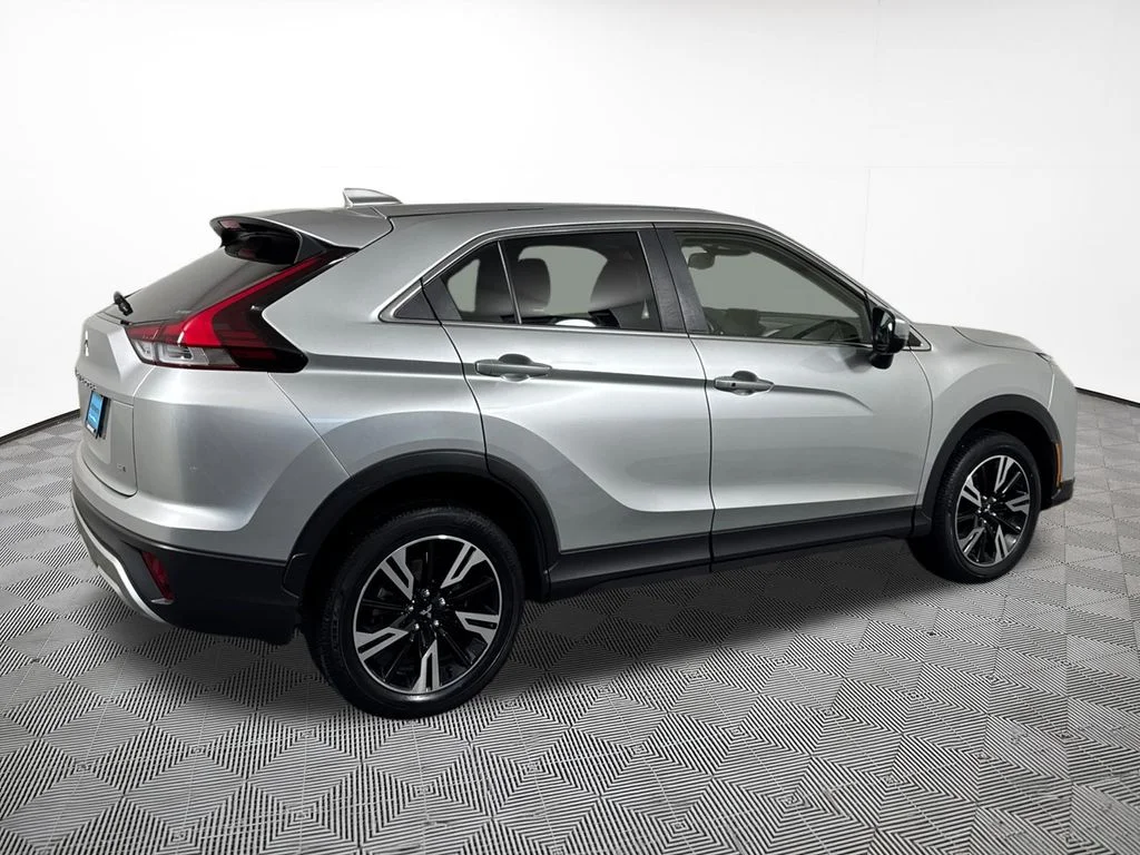Used 2024 Silver Mitsubishi SE image 9