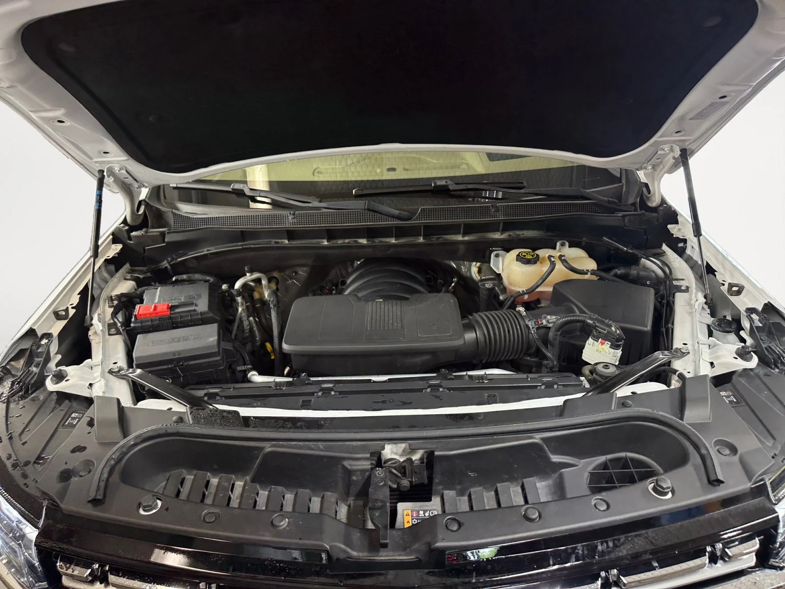 Used 2023 Iridescent Pearl Tricoat Chevrolet Premier image 32