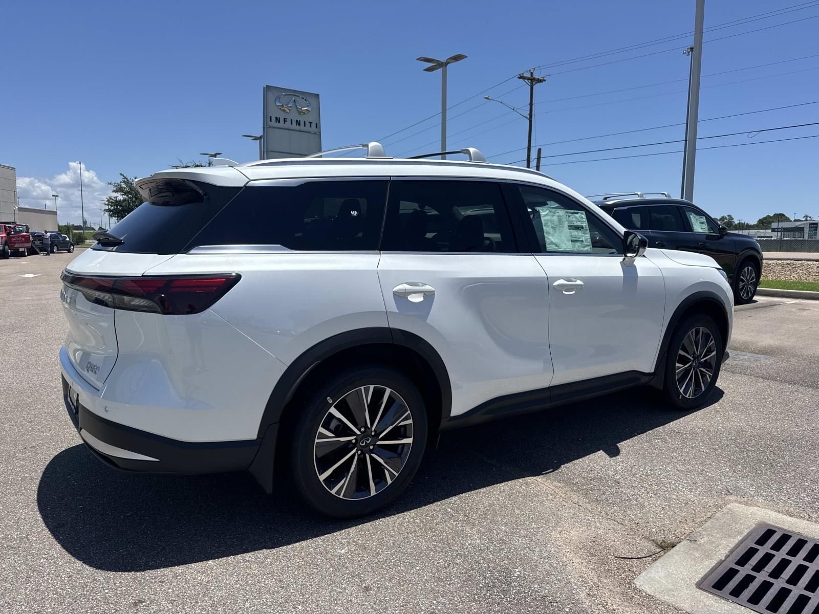 New 2027 RADIANT WHITE INFINITI Luxe FWD image 4