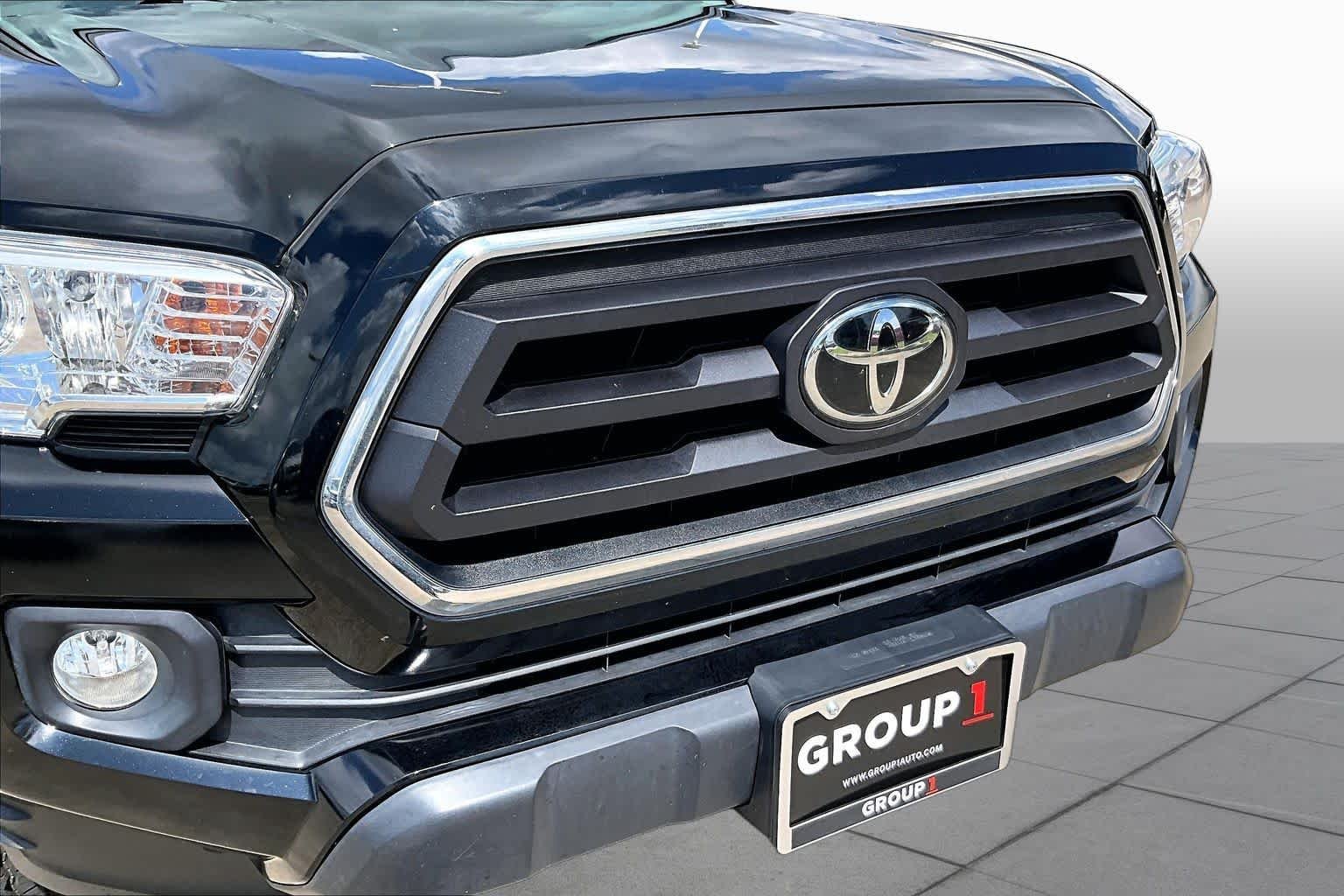 Used 2022 Midnight Black Metallic Toyota SR5 image 28