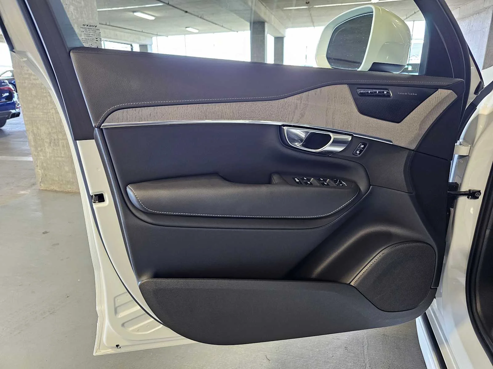 Used 2025 Crystal White Metallic Volvo Ultra image 19