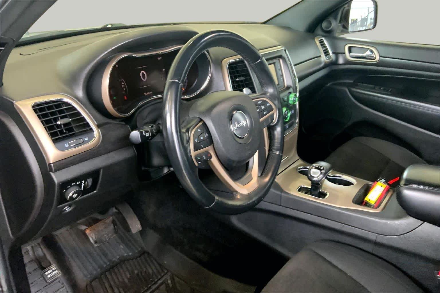 Used 2014 Billet Silver Metallic Clearcoat Jeep Laredo image 16