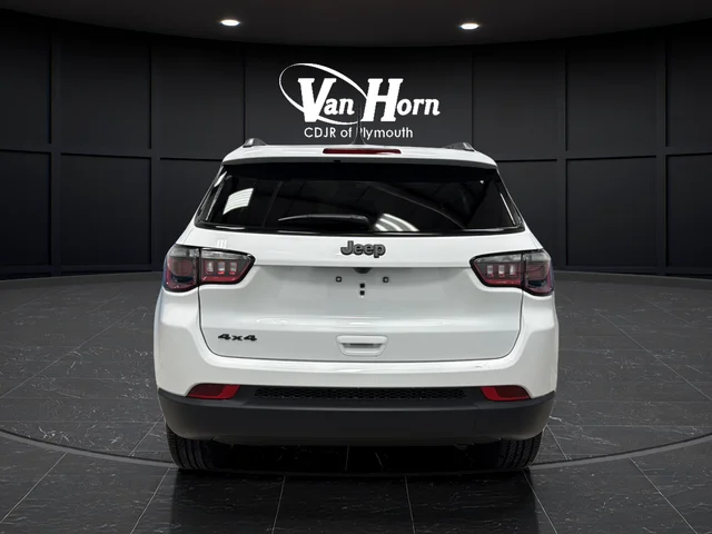 New 2026 Bright White Clear-Coat Exterior Paint Jeep Latitude image 6