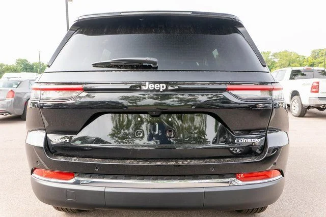 New 2026 Diamond Black Crystal Pearlcoat Jeep Laredo X image 6