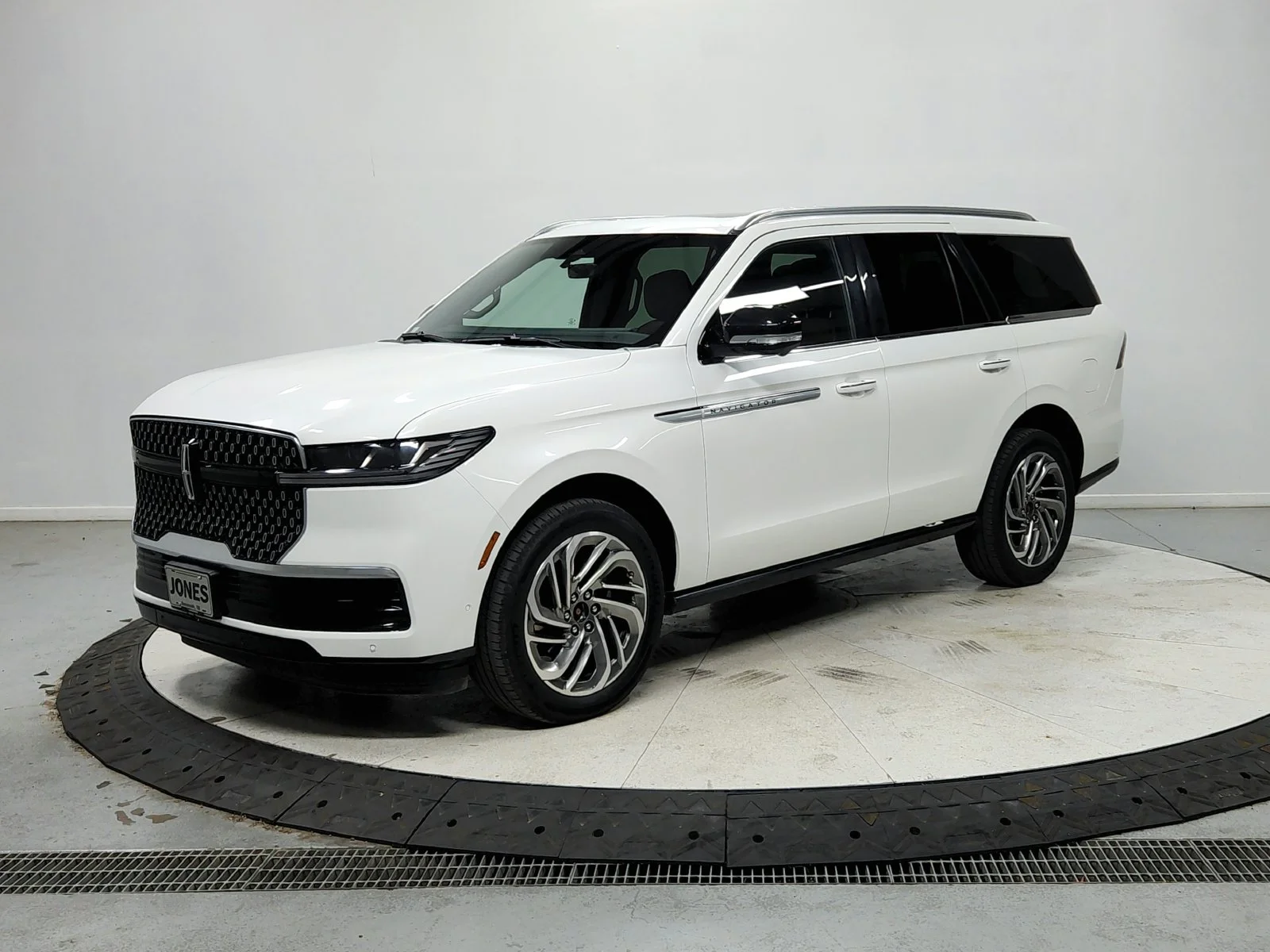 Used 2025 White Lincoln Reserve image 4