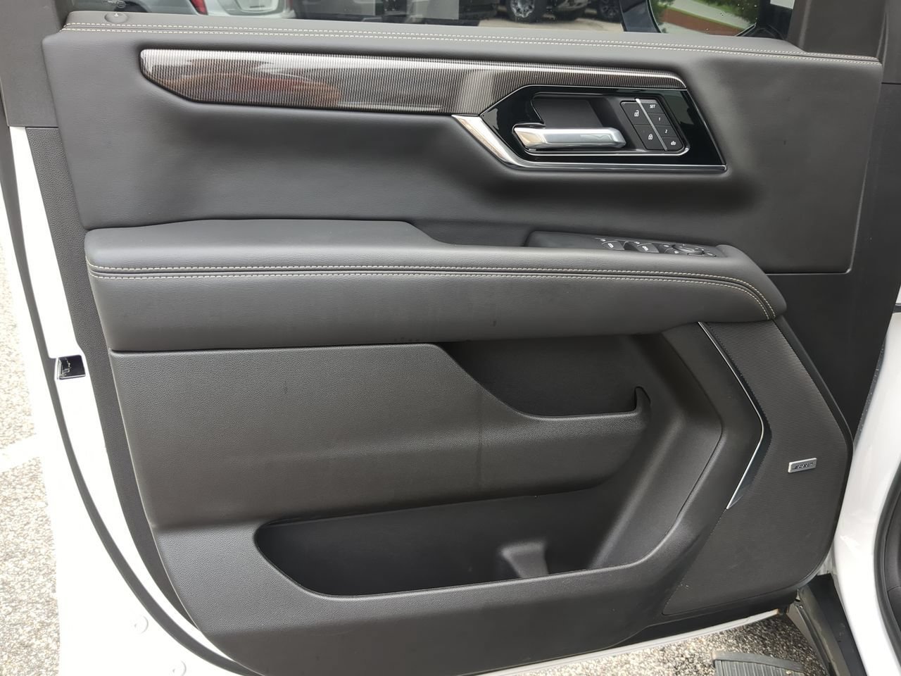 Used 2025 Summit White GMC Elevation image 23