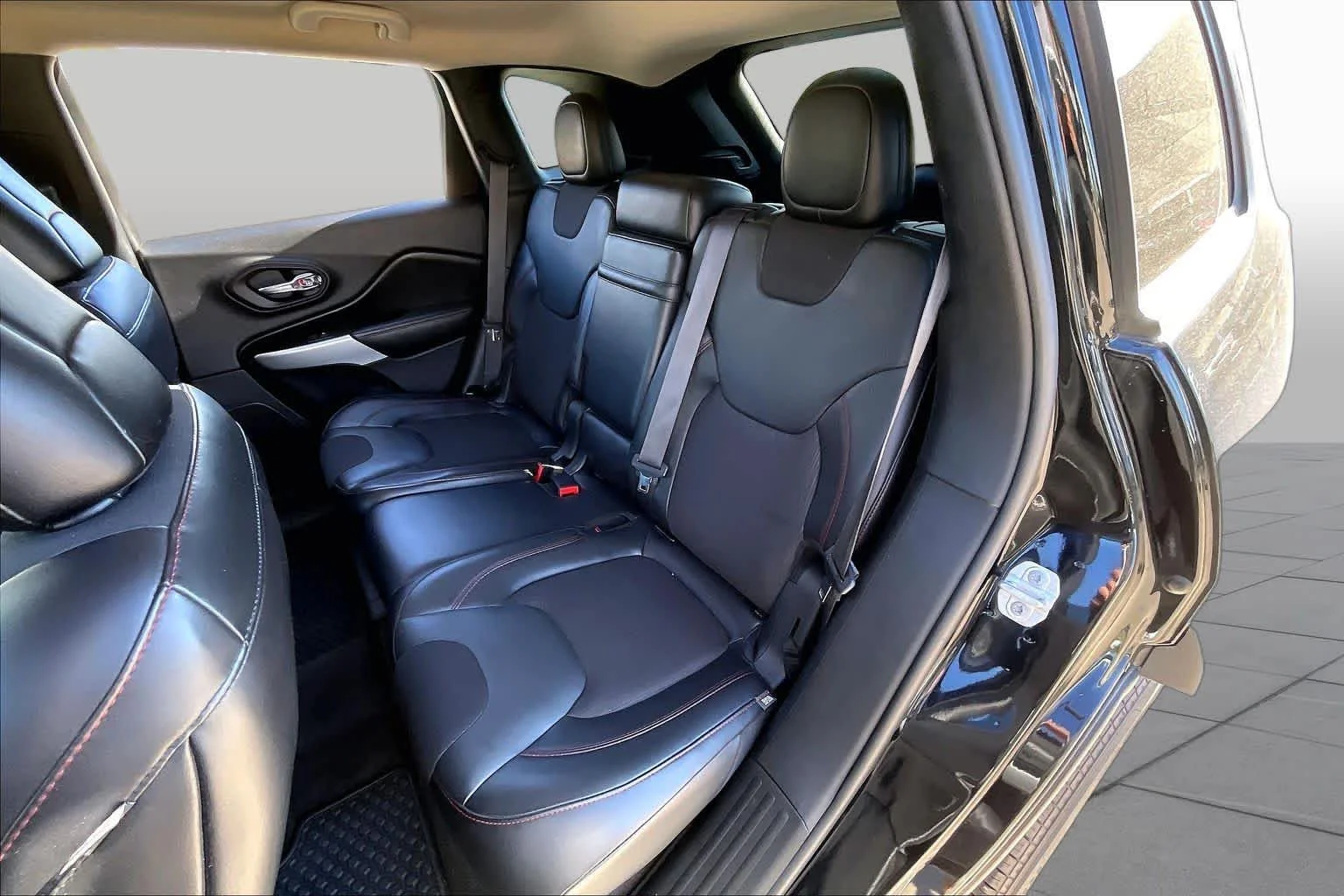 Used 2018 Diamond Black Crystal Pearlcoat Jeep Trailhawk image 20