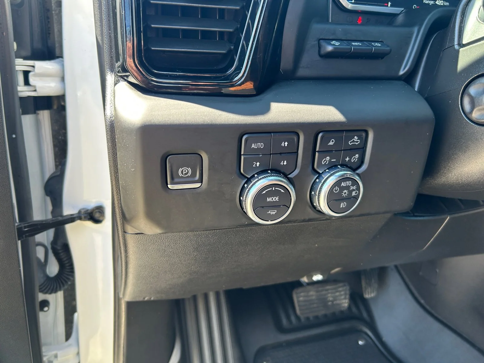 Used 2023 White GMC AT4 Crew Cab image 16