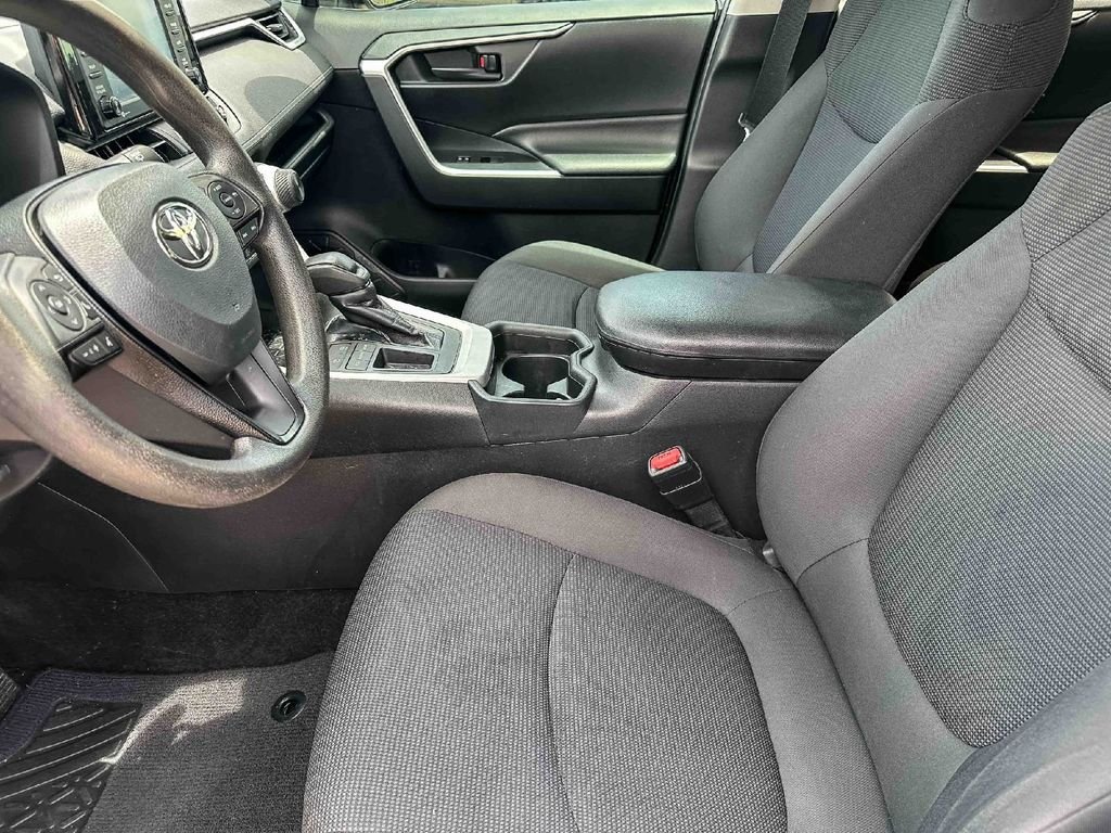 2020 Toyota RAV4 LE - Photo 13