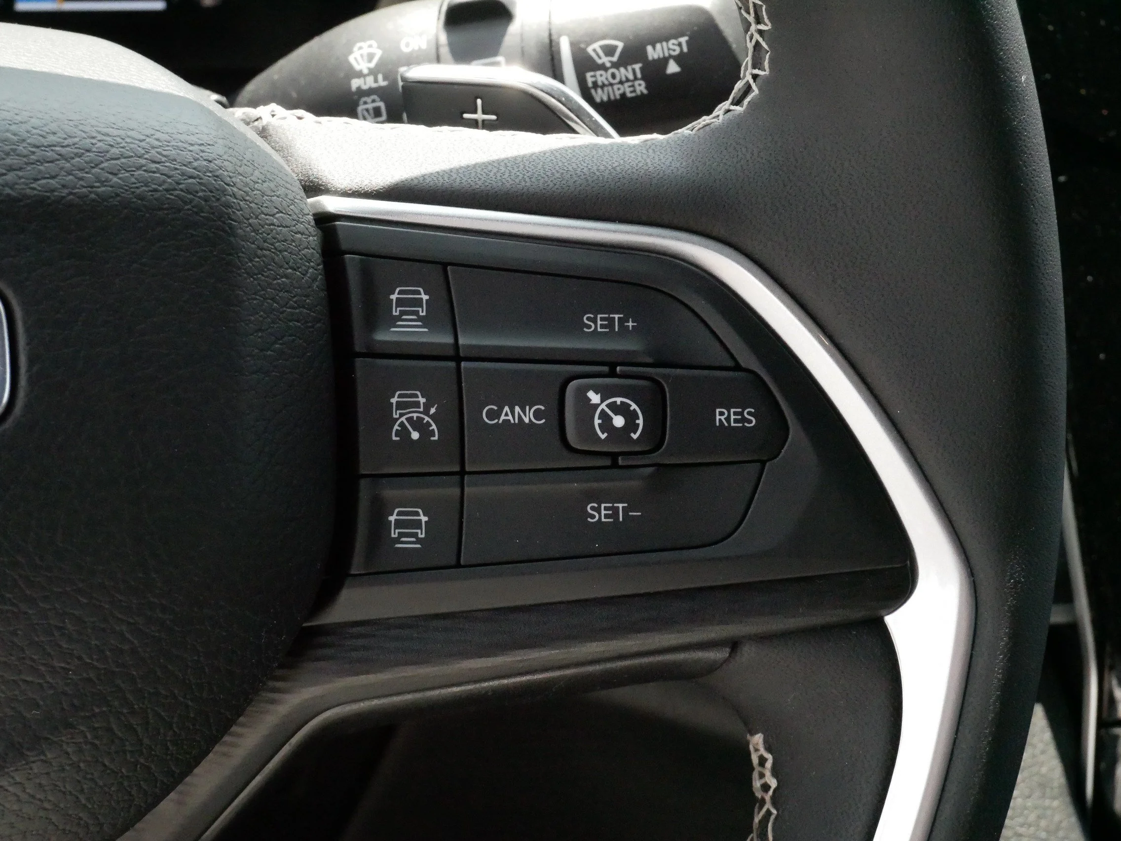 Used 2023 Silver Zynith Jeep Altitude image 25