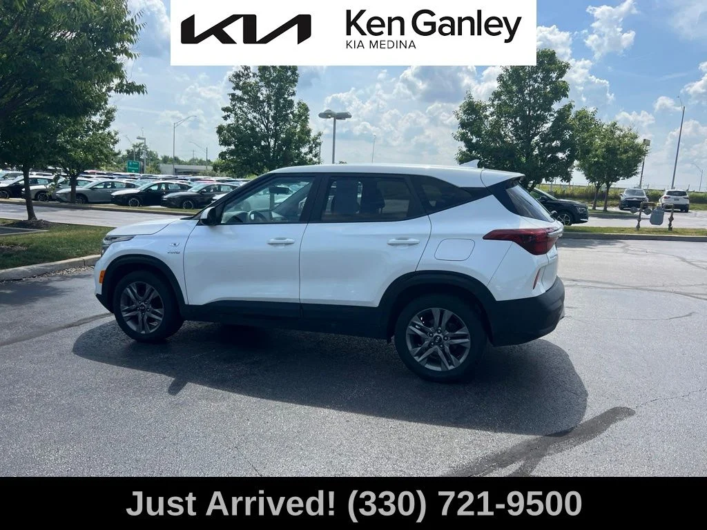 Used 2021 White Kia LX image 8