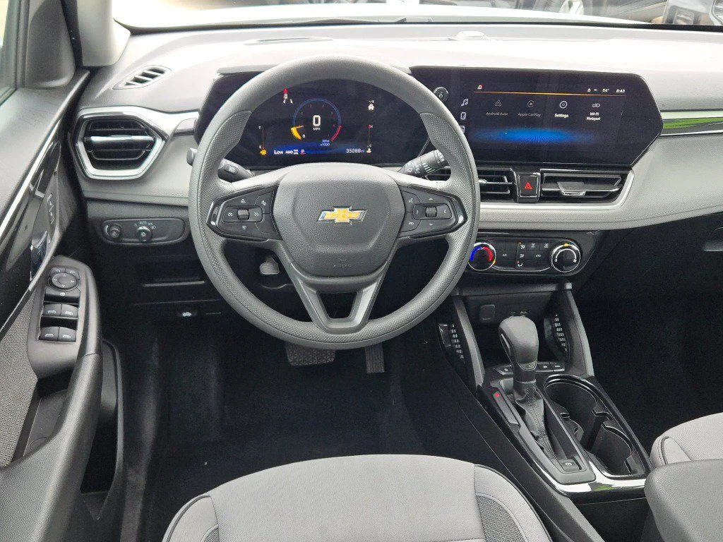 Used 2025 Summit White Chevrolet LT image 16