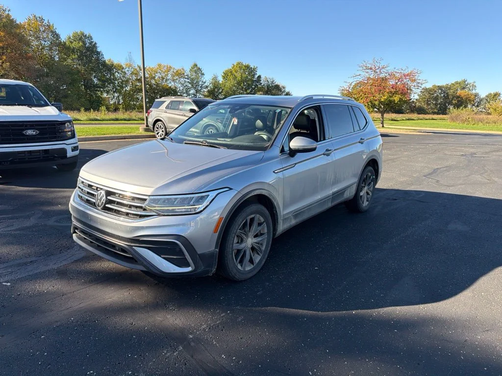 Used 2022 Pyrite Silver Metallic Volkswagen 2.0T SE image 1