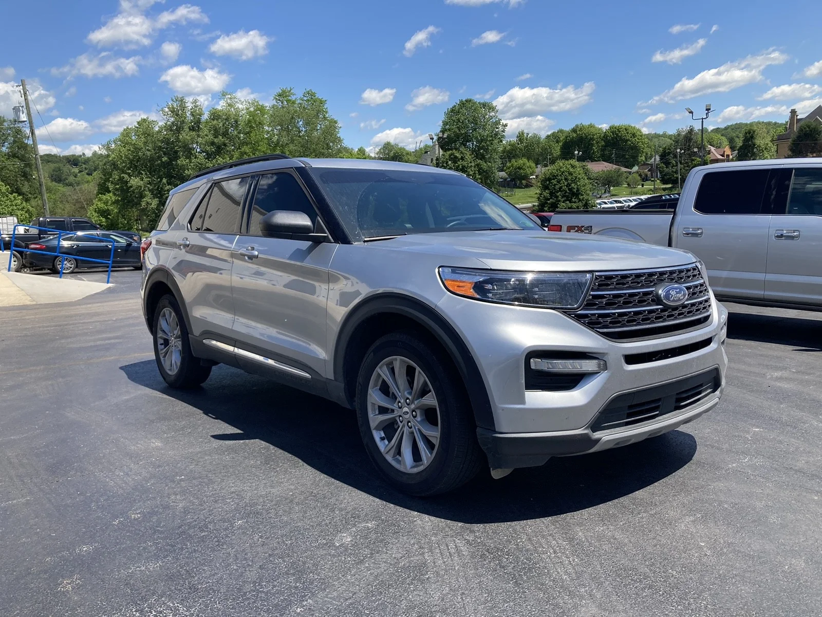 2023 Ford Explorer XLT 4WD's photo