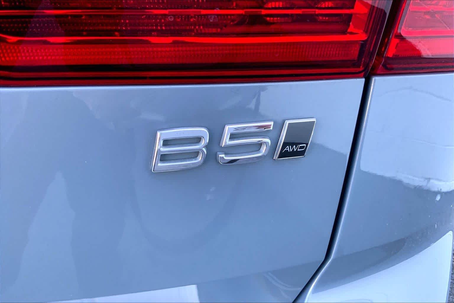 Used 2022 Platinum Grey Metallic Volvo Momentum image 33