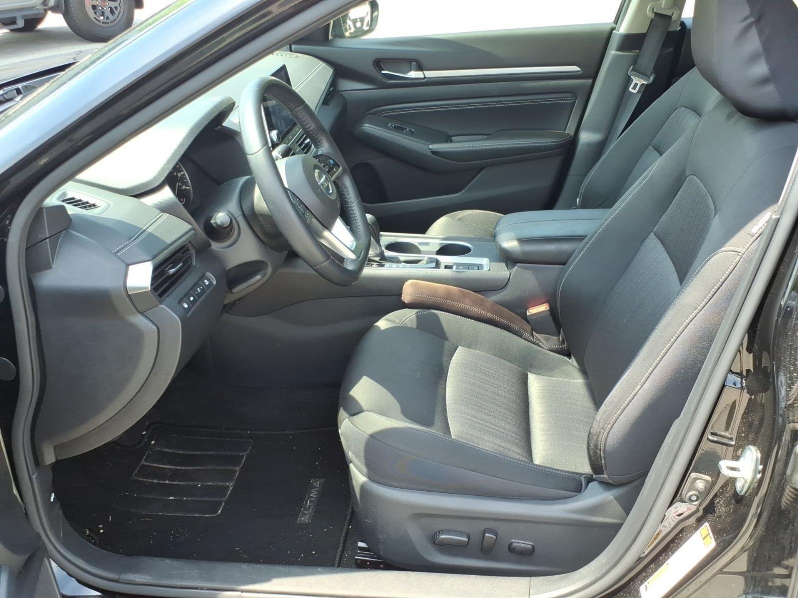 Used 2019 Super Black Nissan 2.5 SV image 12