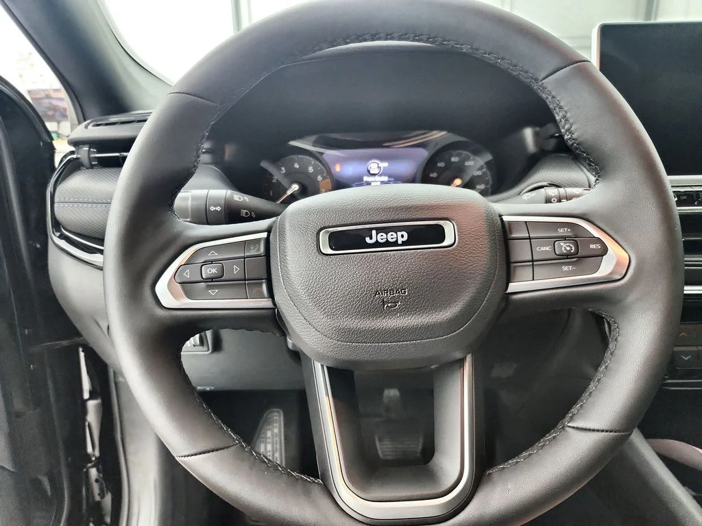 New 2026 Diamond Black Crystal Pearlcoat Jeep Latitude image 21