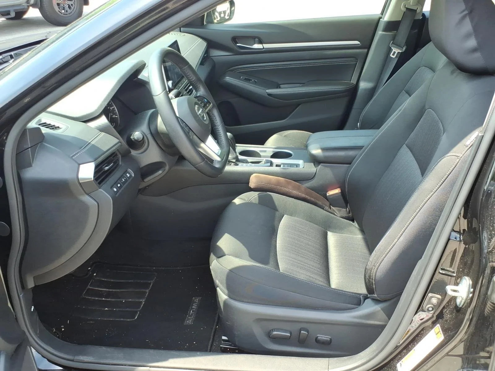 Used 2019 Super Black Nissan 2.5 SV image 12