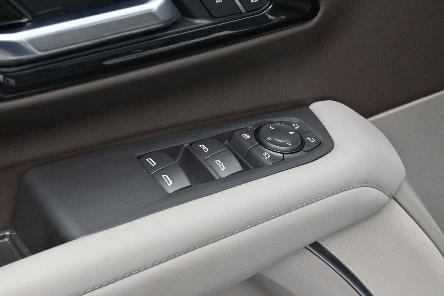 Used 2025 Iridescent Pearl Tricoat Chevrolet Z71 image 11