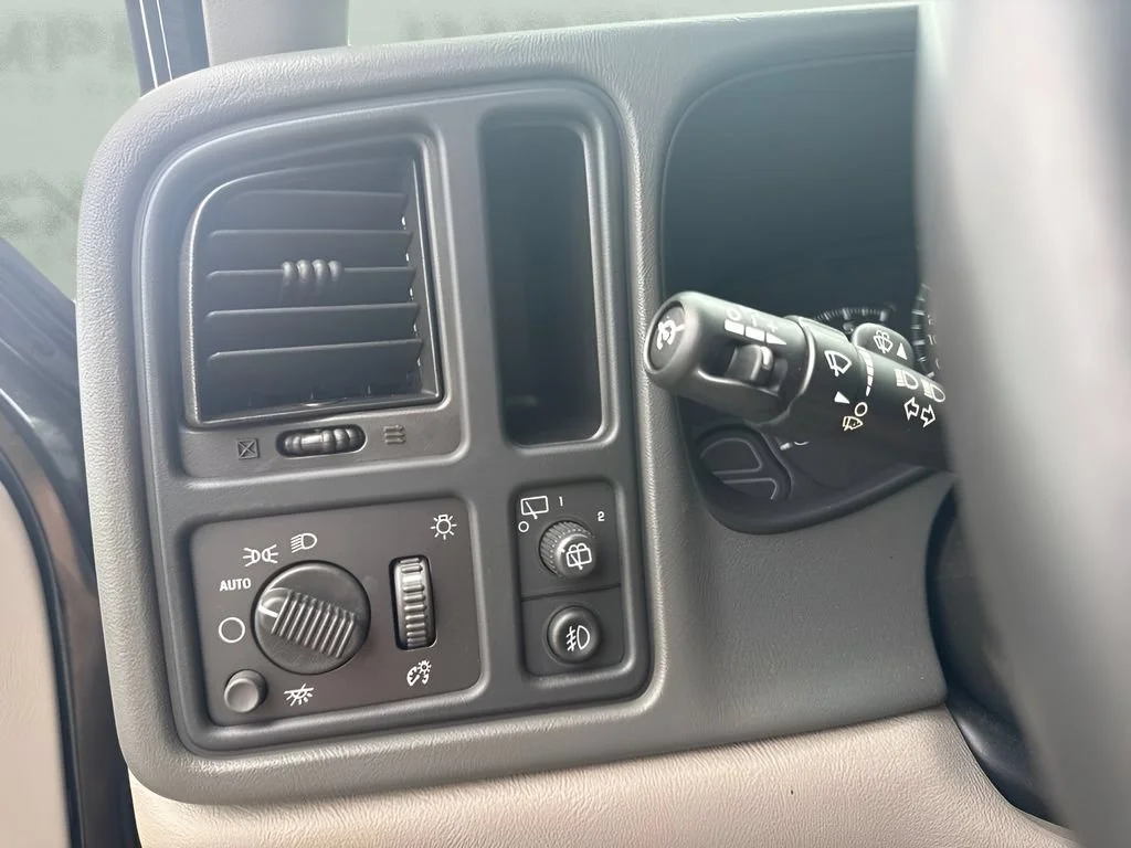 Used 2005 Onyx Black GMC SLT image 21