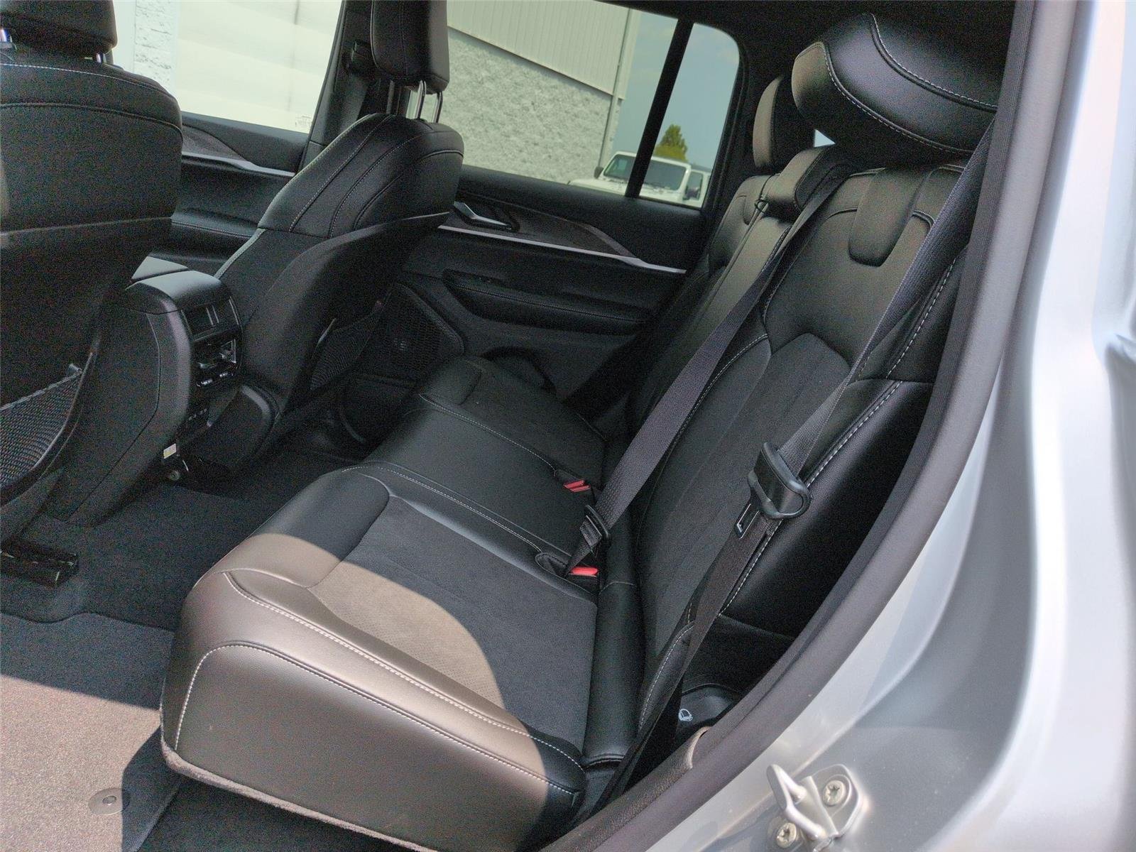 New 2026 Silver Zynith Exterior Paint Jeep Laredo Altitude image 32
