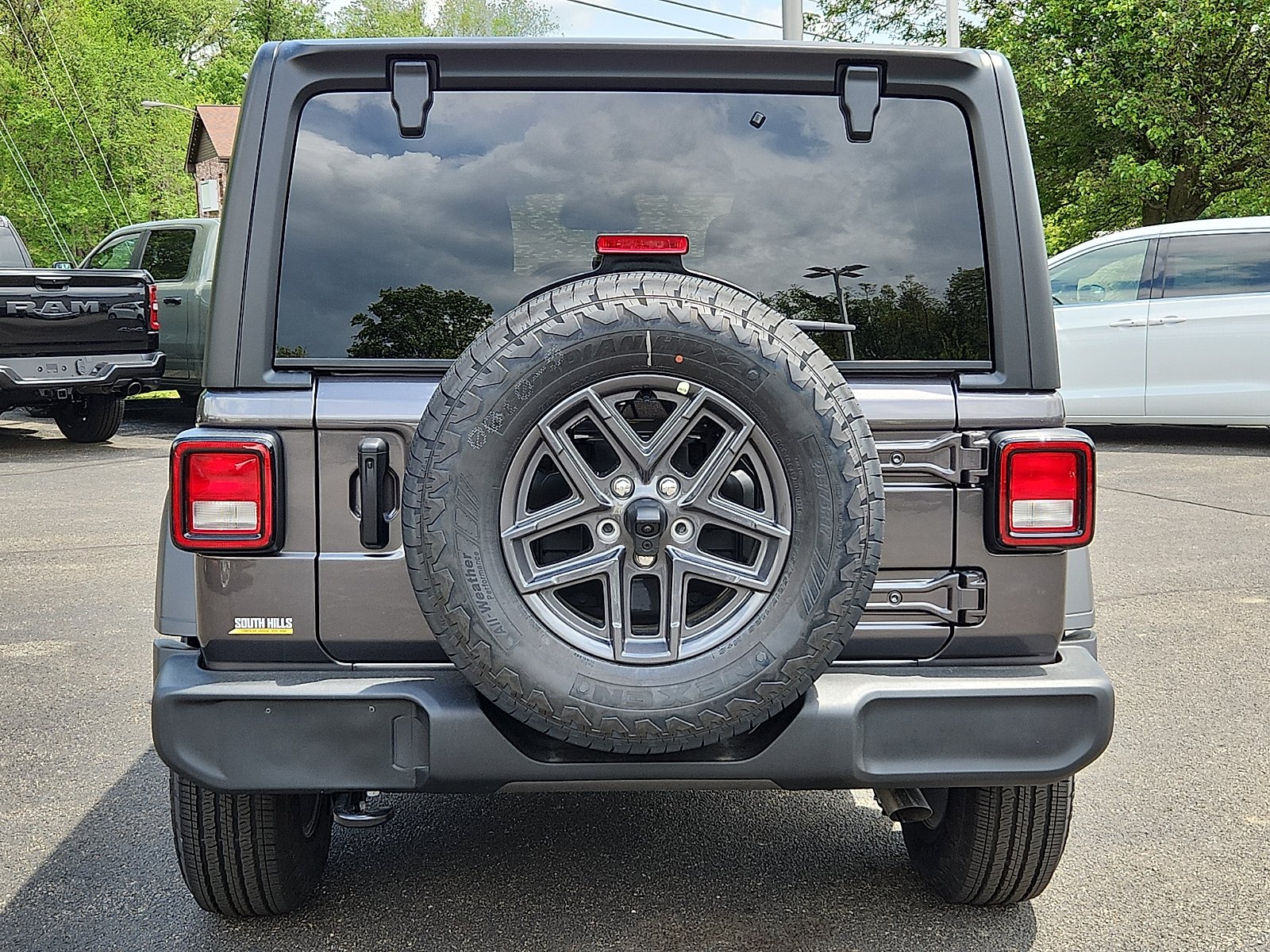 New 2026 Granite Crystal Metallic Clear-Coat Exterior Paint Jeep Sport S image 5