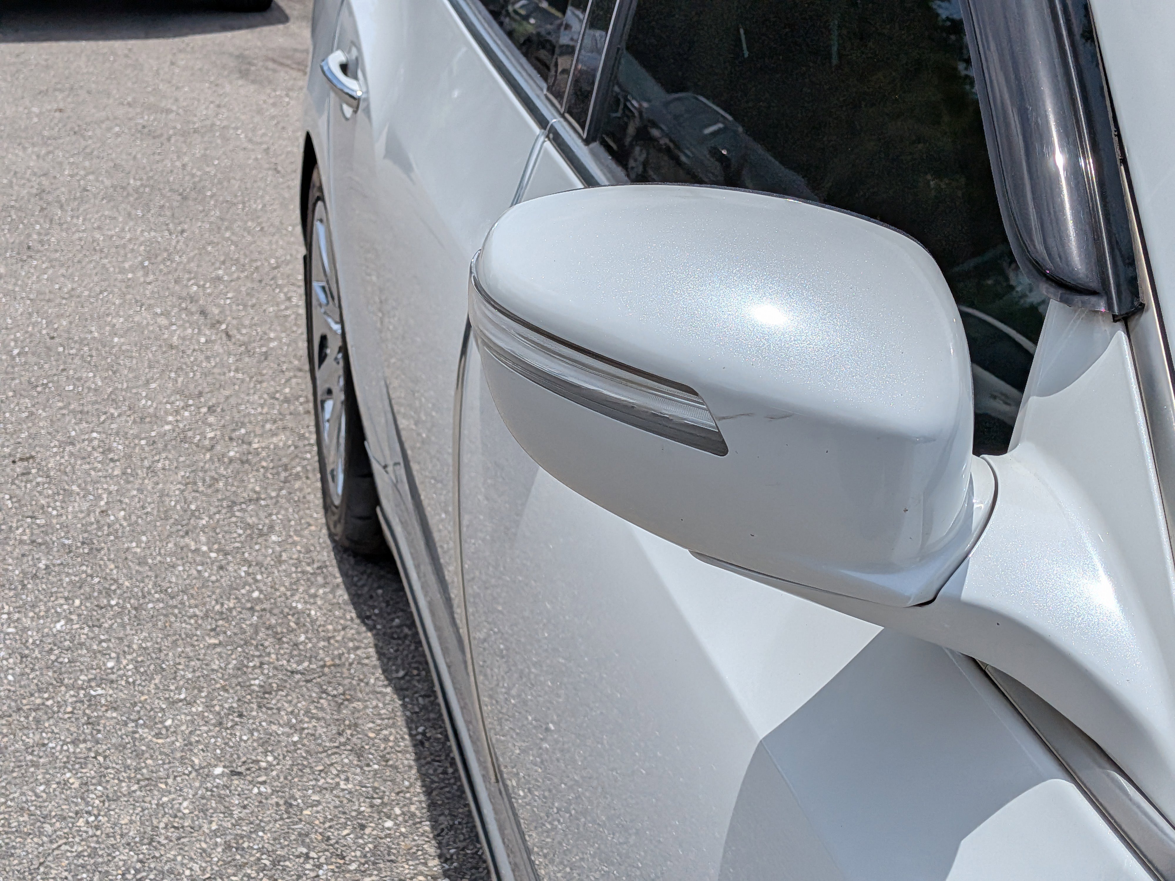Used 2012 White Satin Pearl Hyundai Signature image 12
