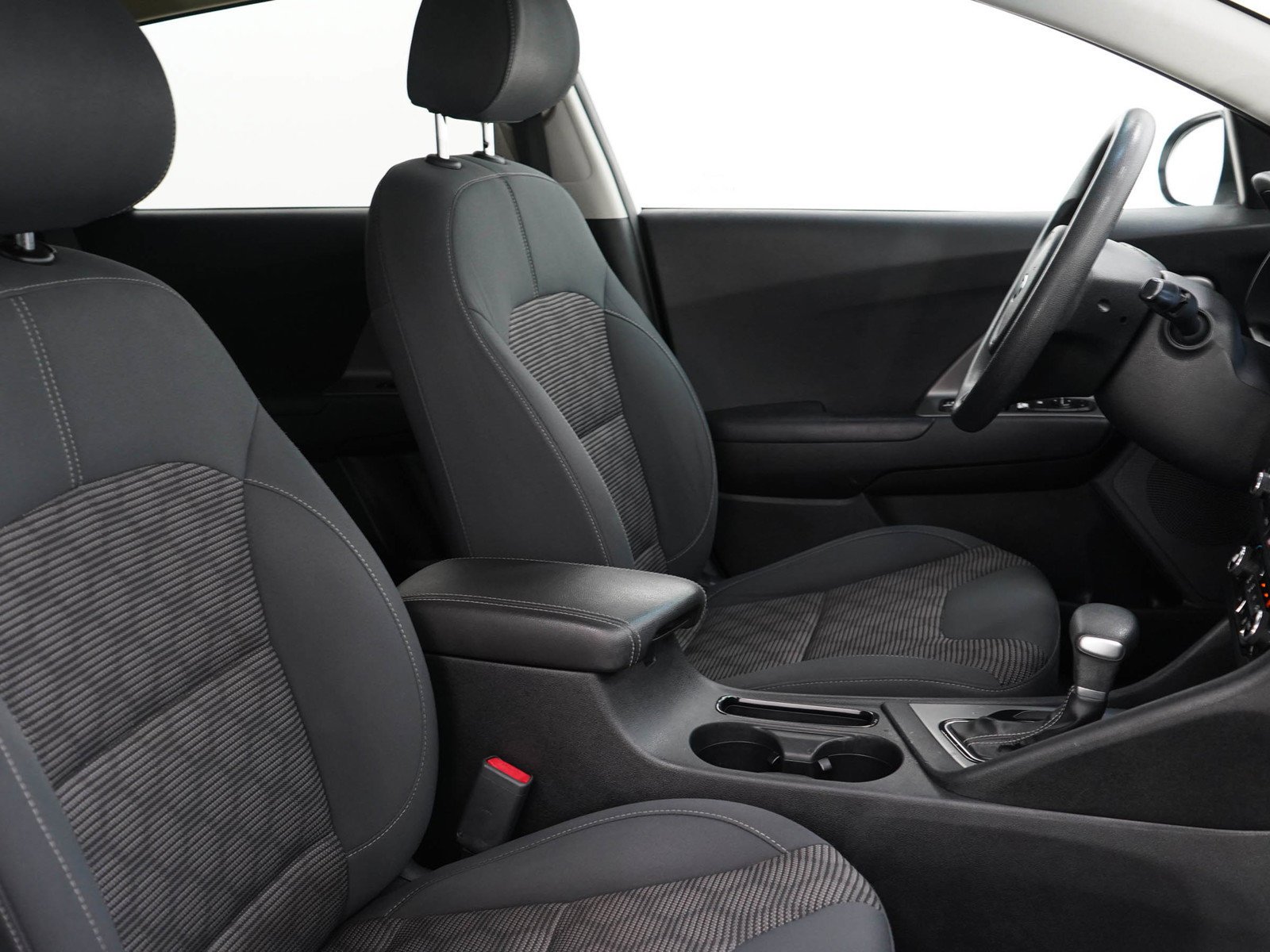 Used 2018 Snow White Pearl Kia LX image 11